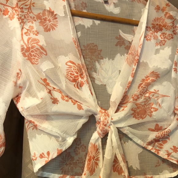 Cute Top! 🍁 - Picture 4 of 5